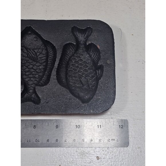 Lodge Cast Iron Perch Fish Cornbread Muffin Hushpuppy Mold Pan 5PP2 Discontinued - Picture 4 of 8